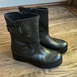 Tosca Blu Italian Leather Moto Ankle Boots Black Metallic Sheen Size 37 EUC